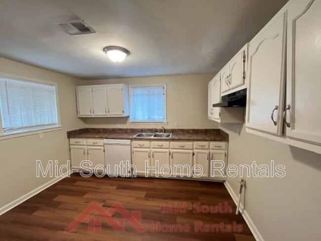 Building Photo - 858 Eyers Rd