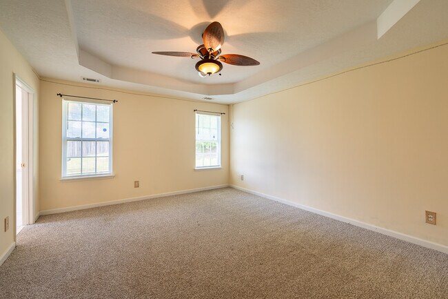 Building Photo - 945 Cannock St