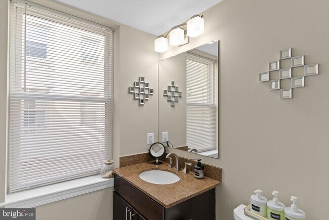 Building Photo - 417 18th St NE