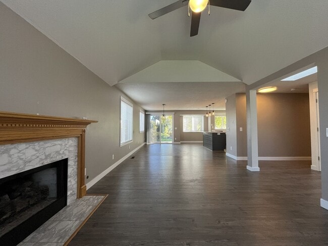 Building Photo - Beautiful Single-Level 3 Bedroom Home with Modern Kitchen and Open Floor Plan