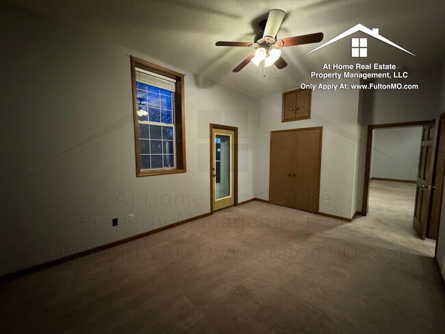 Building Photo - 103 E 10th St