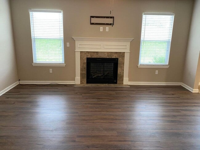 Building Photo - 5801 Abercorn Dr