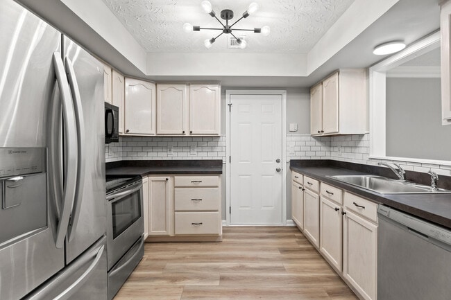 Building Photo - 105 Bay Hill Dr