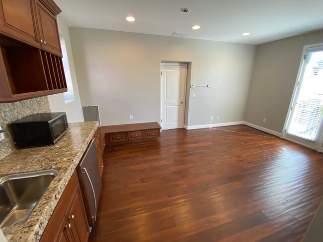 Building Photo - 4 Bed 5 Bath Beautiful Custom Home In Danv...