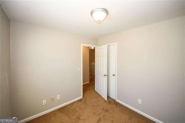Building Photo - 121 Stoneforest Dr