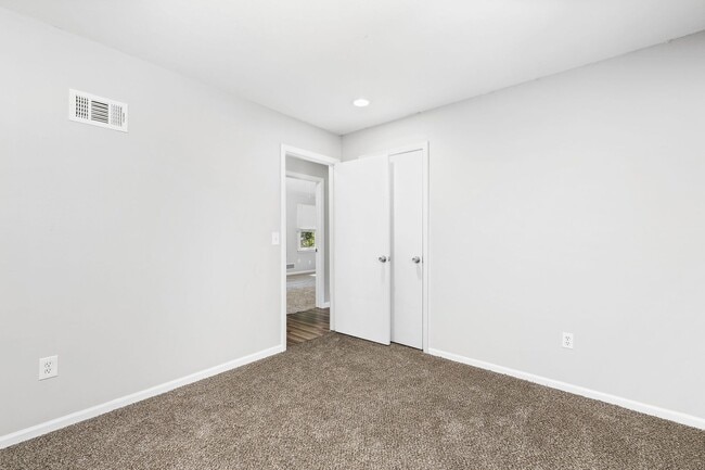 Building Photo - Spacious Overland Park 4 Bedroom Home - Av...