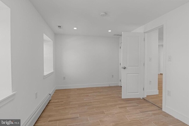 Building Photo - 122 E Richardson Ave