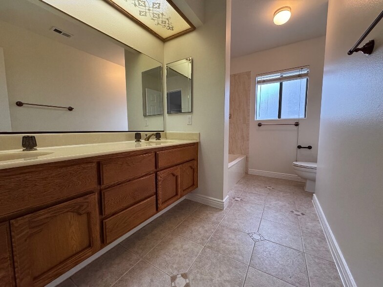 Building Photo - 4035 W 178th St