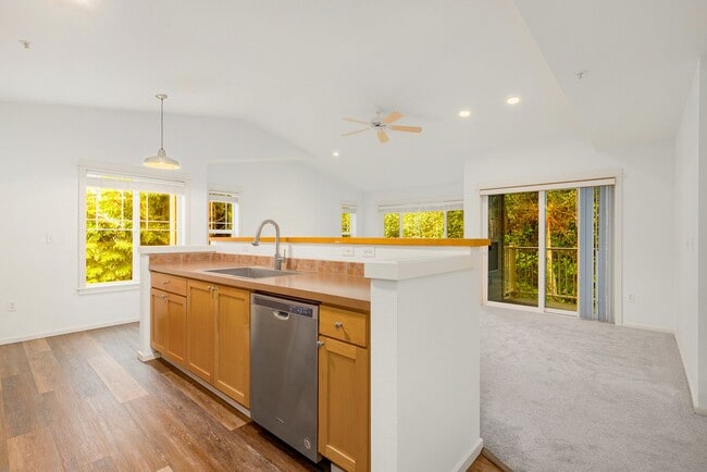 Building Photo - Spacious 3BD 2BA Top Floor Condominium wit...