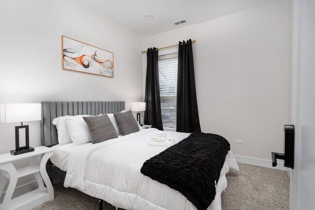 Building Photo - 3723 S Giles Ave