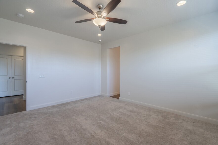 Building Photo - 3158 E Fuchsia Dr