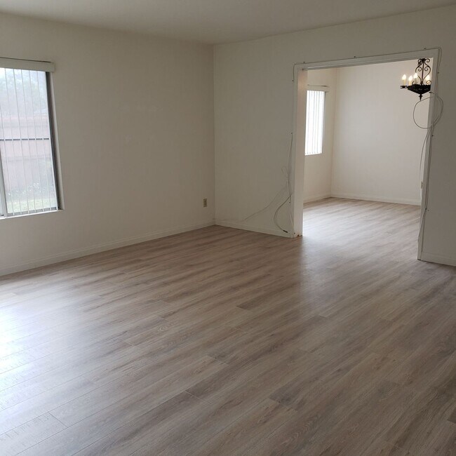 Building Photo - FANTASTIC SINGLE FAMILY RESIDENCE 4 Bedrooms, 2.5 Bathrooms HOME IN CANYON CREST!!! **((RESERVED))**