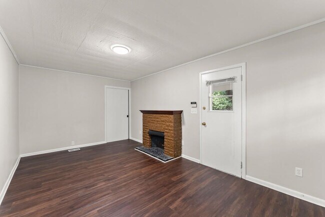 Building Photo - 2352 Elmwood Cir SE