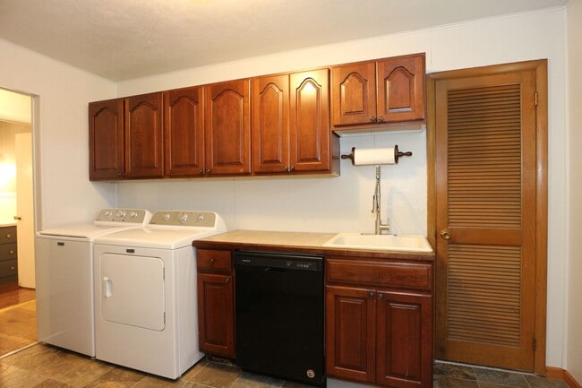 Building Photo - Country Rambler on Large Lot!