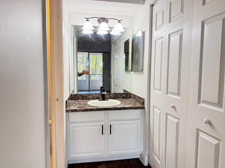 Building Photo - 921 Lyons Rd