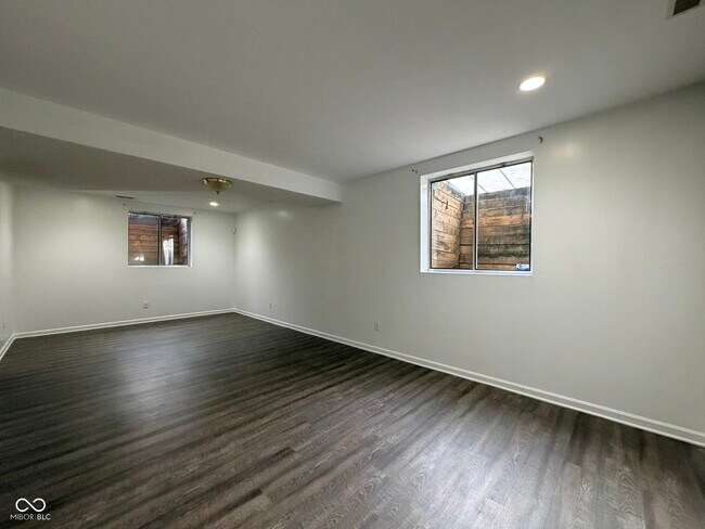 Building Photo - 1351 Woodpond N Roundabout