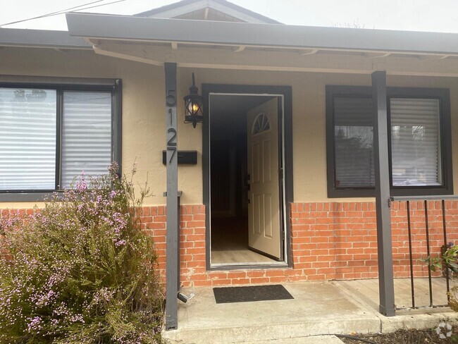 Building Photo - 5127 Red Oak Dr
