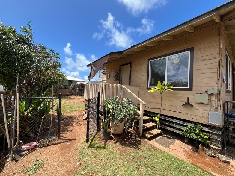 entry to back yard - 91-525 Hapalua St