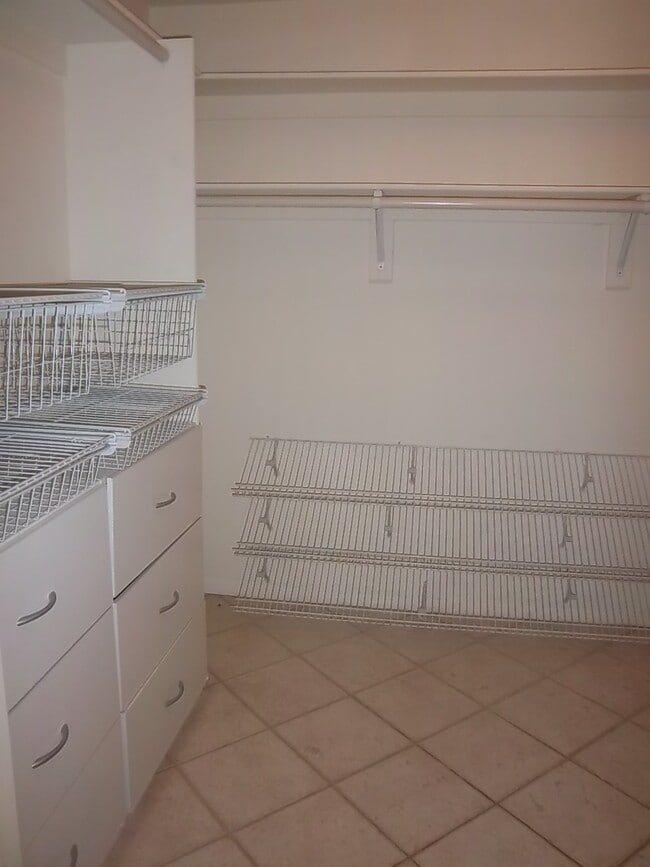 Building Photo - GORGEOUS TOP FLR CONDO BY CENTRAL PARK w/LAUNDRY+PATIO+2 CAR Parking