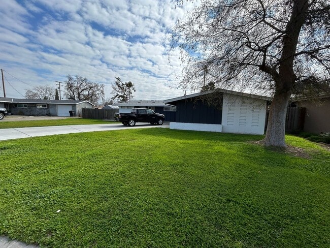 Building Photo - Updated in North Hanford