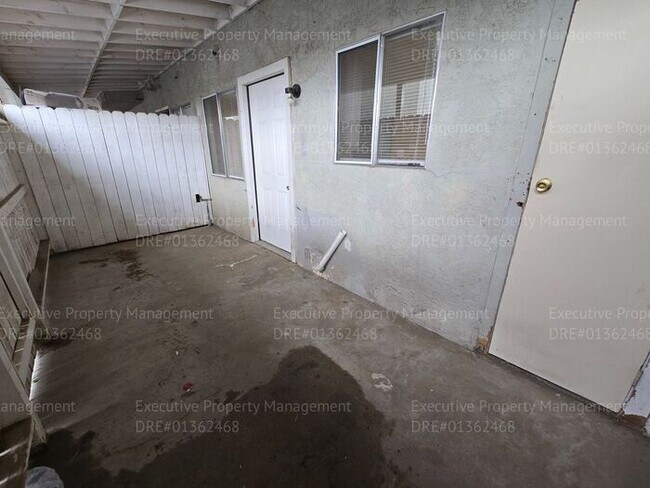 Building Photo - 2 bedroom 1.5 bathroom townhouse