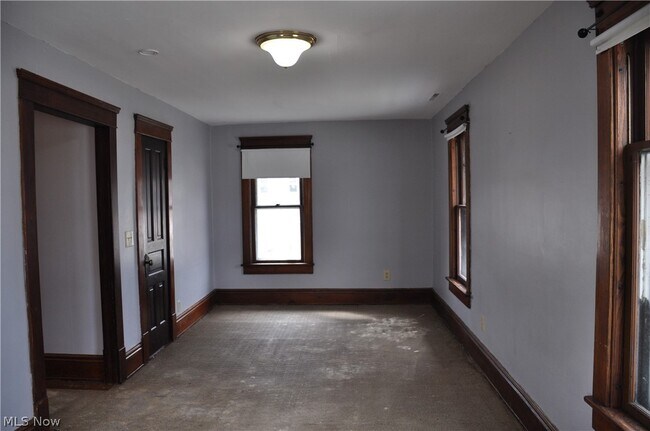 Building Photo - 11 E Main St