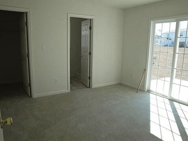 Downstairs bedroom, full bath, and walk-in closet - 178 Kelly Cir