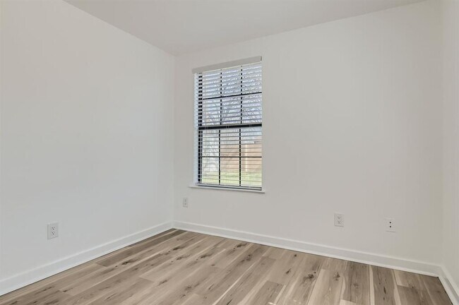 Building Photo - 902 Hackberry St