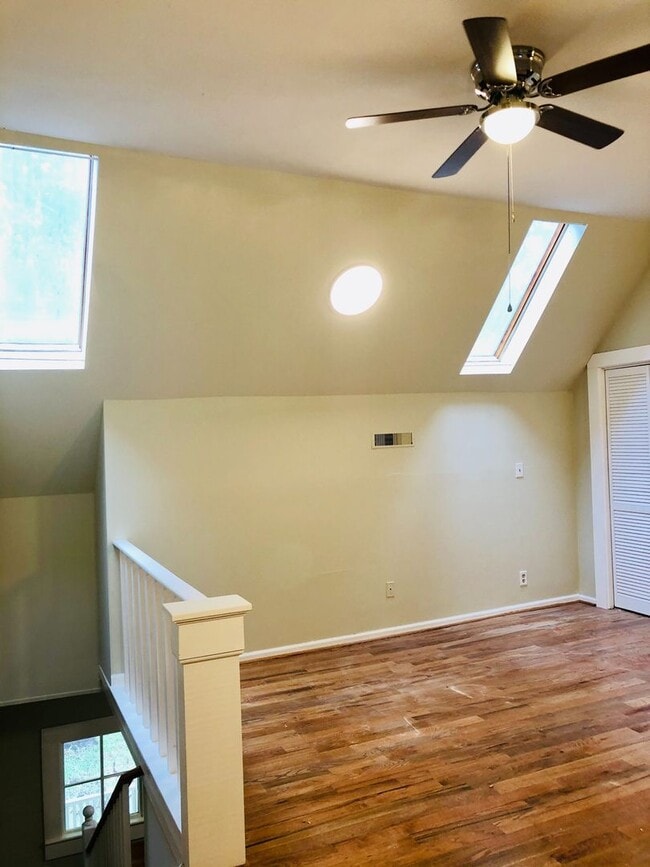 Building Photo - Plum Street-3 bedroom/2 bath home with large rocking chair front porch!