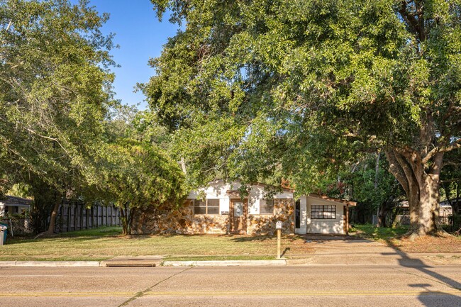 Building Photo - Adorable 3 bedroom ready to rent!