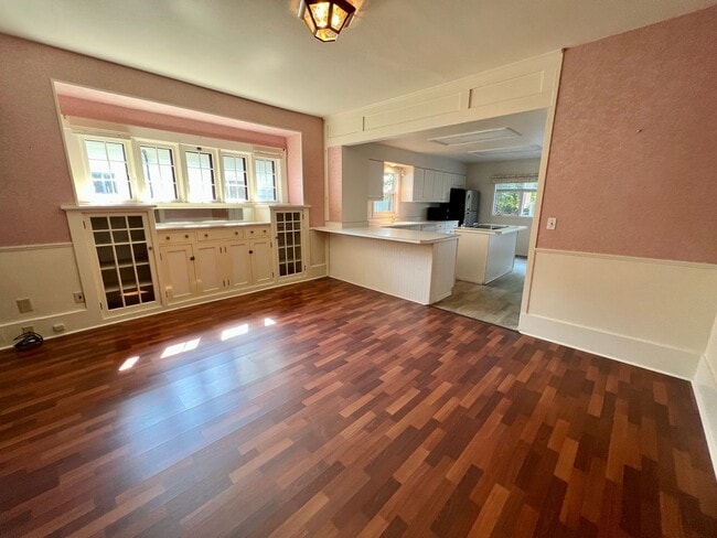 Building Photo - 3 bed 3 bath available!