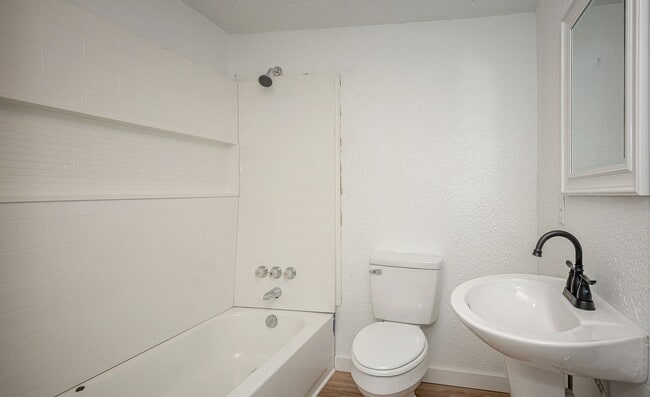 Building Photo - Freshly Renovated Rental Property!