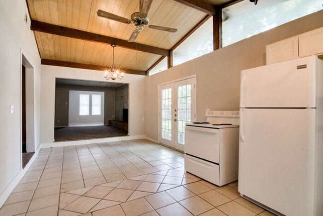 Building Photo - No Application Fees* $500 off 1st months r...