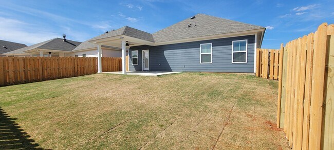 Building Photo - BEAUTIFUL HOME in the Desirable Hedgefield subdivision in Prattville.