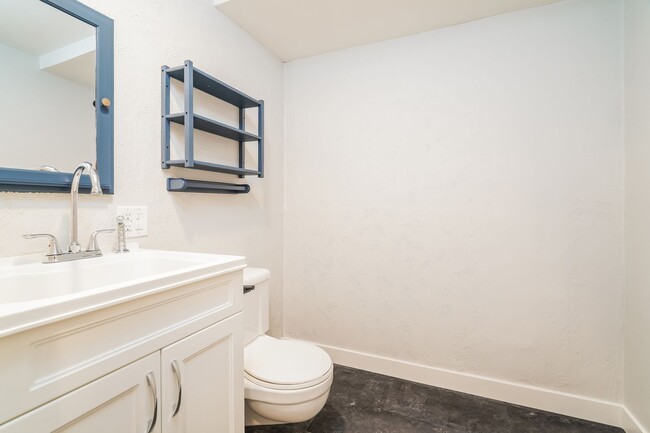 Building Photo - Beautiful 4 bed 2.5 bath Lake Forest Park ...
