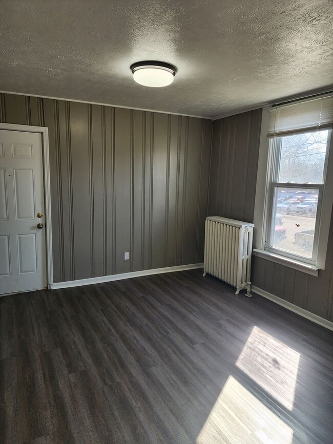 Building Photo - 3 bedroom 1.5 bath home