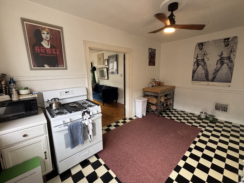 Kitchen - 4945 Mardel Ave