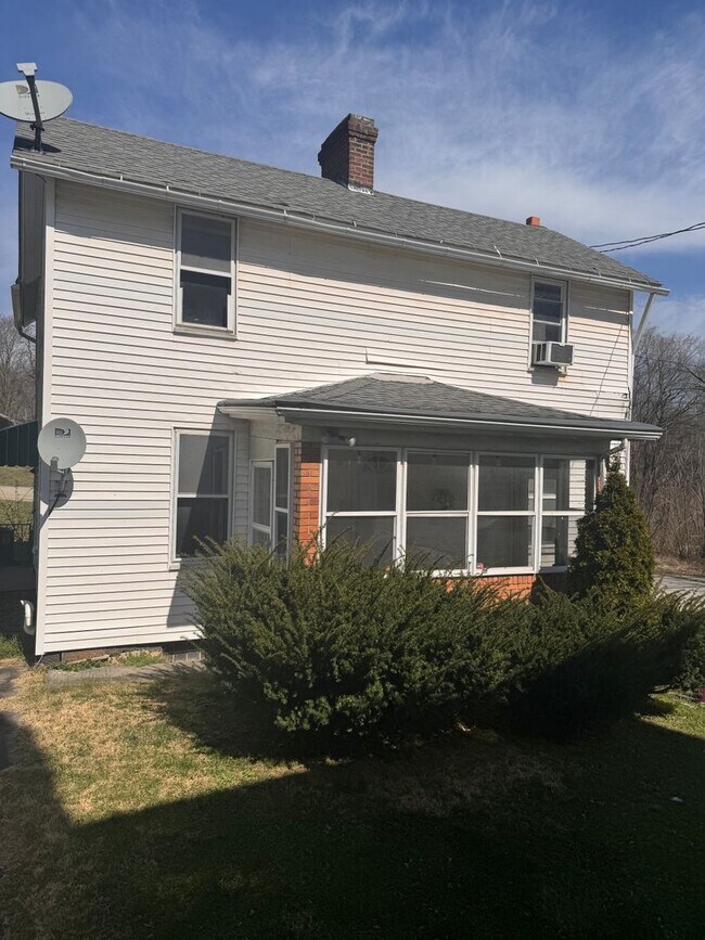 Building Photo - 3 Bedroom House for Rent - Minutes from Seton Hill!