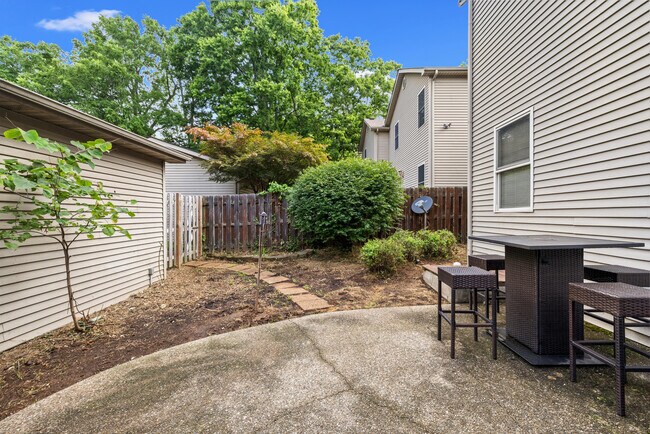 Building Photo - 377 Church St