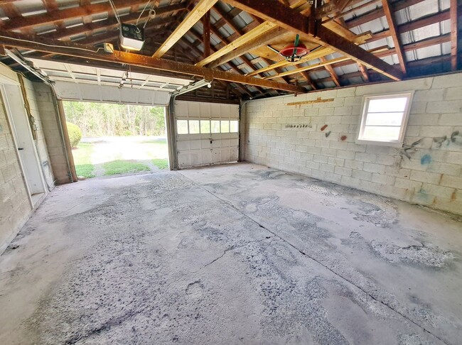Building Photo - 3 Bed / 1-1/2 Bath Single Family w/2 Car G...