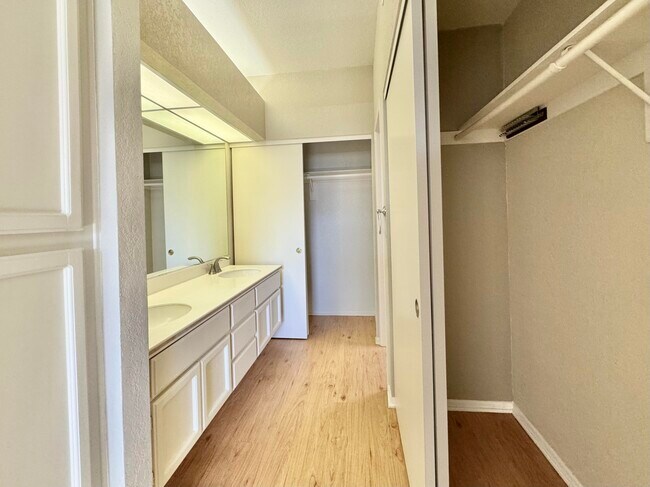 Building Photo - 401 El Cielo Rd