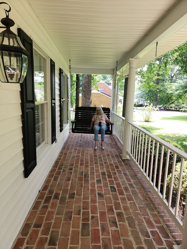 Building Photo - Incredible Spacious Home in Five Lakes!
