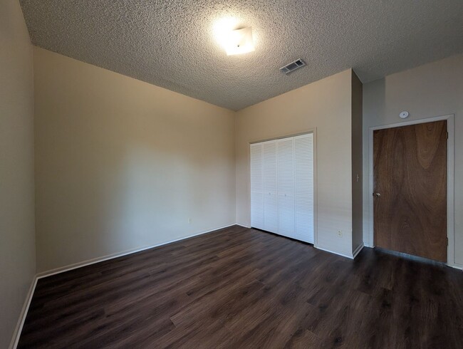 Building Photo - LOCATION!! On Wood Rd -Off Landa  / Fridge / Covered Back Patio / No Carpet / NBISD