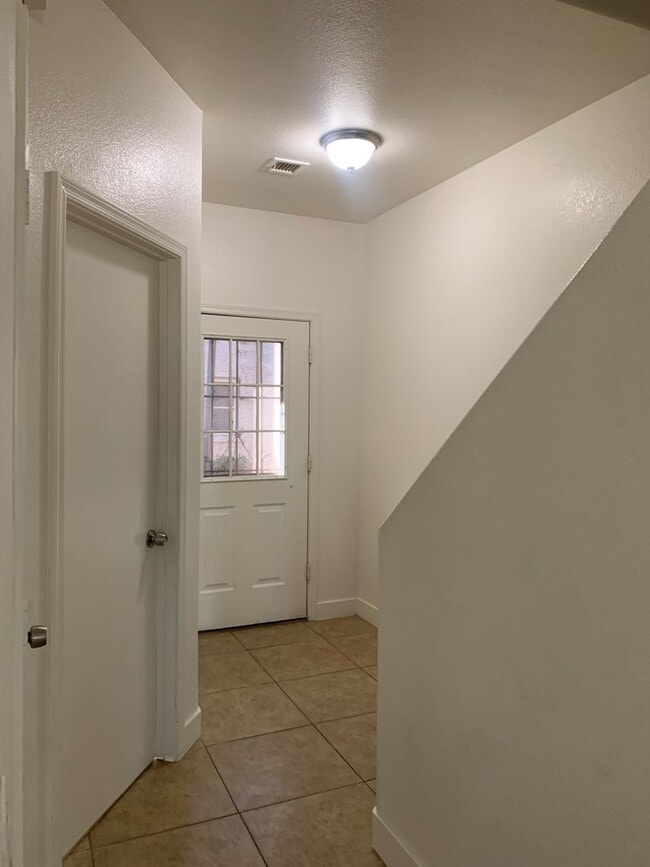 Building Photo - Ready Now!! 3BR 2.5BA located in Chandler - Cross Streets: Warner/Alma School