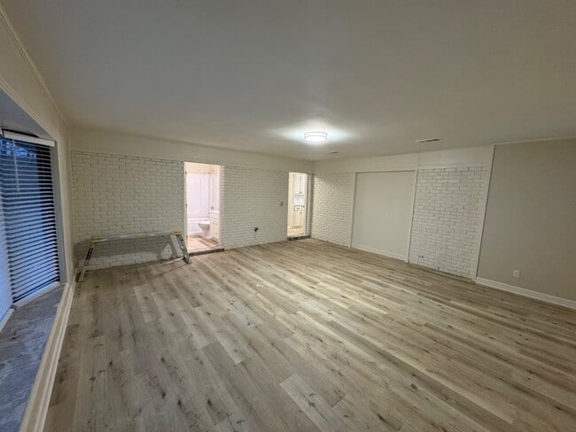 Building Photo - 111 Land Ct