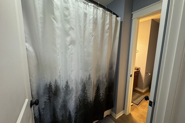 Building Photo - Large 3-Bedroom, 3.5-Bathroom Townhome