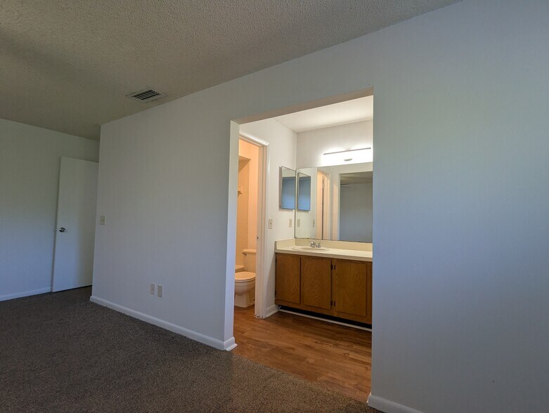 Building Photo - 5591 Greatpine Ln S