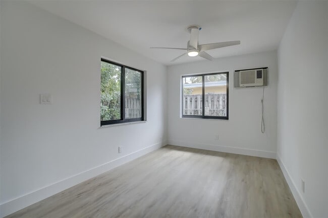 Building Photo - 2155 NE 56th Ct