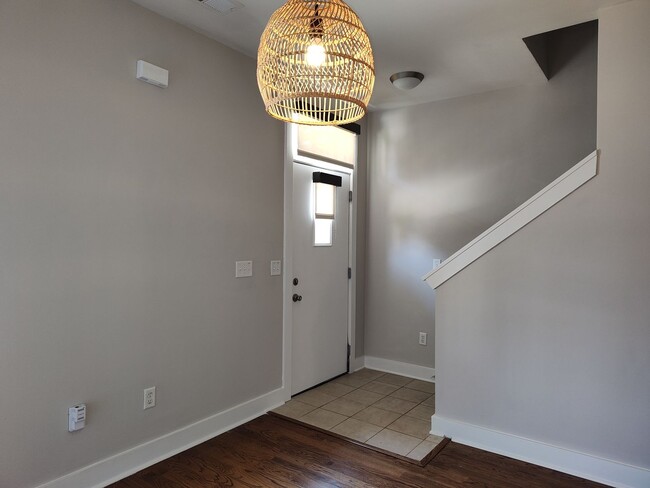Building Photo - Modern townhome located in the M Complex c...