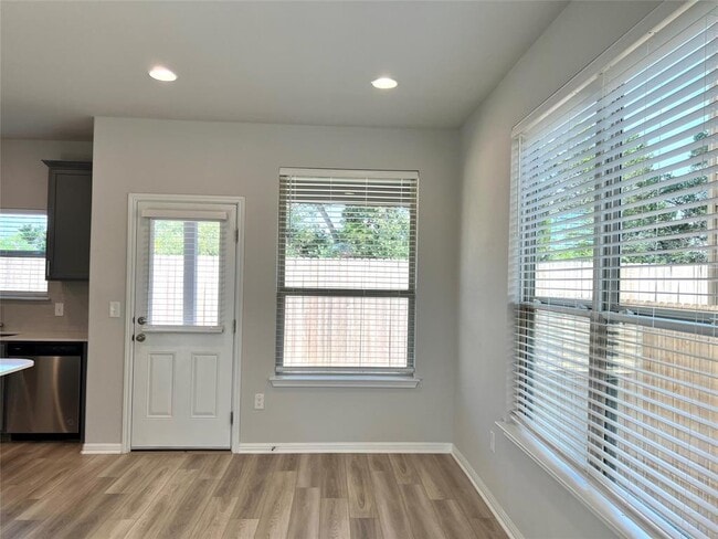 Building Photo - 136 MacArthur Dr